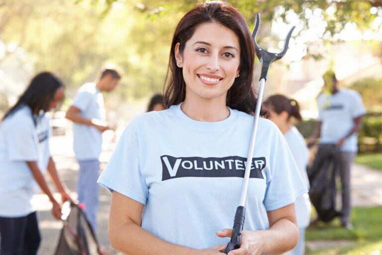 Cleanup Volunteer_monkeybusinessimages